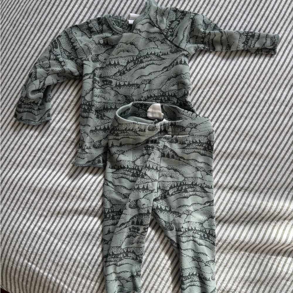 H&M Green & Black Mountain Print Kids Matching Set